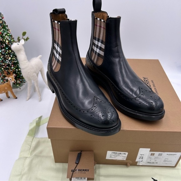 Men’s Burberry vintage check leather Chelsea boots size 42. Made in Italy. main image 4